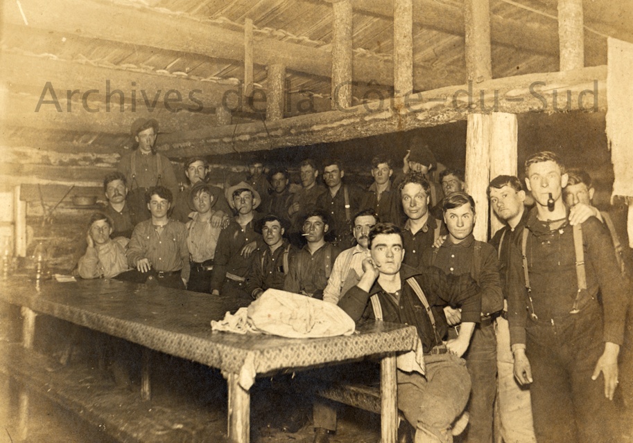 La vie dans un camp de bûcherons