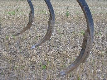 Les dents fissurent le sol et font remonter les parti cules grossières en surface.
