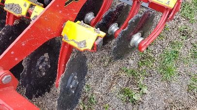 Les disques découpent le sol et les résidus, ils les émiettent, les mélangent et font remonter les particules fines en surface.