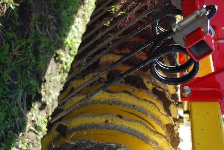 Les peignes trient les particules alors que les rouleaux émiettent le sol en surface et le raffermissent par zones.